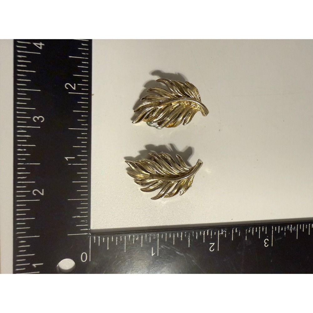 Lisner Vintage Gold‎ Tone Leaf Feather Clip On Earrings Mid Century Botanical